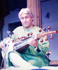 850px-Amjad_Ali_Khan_2000
